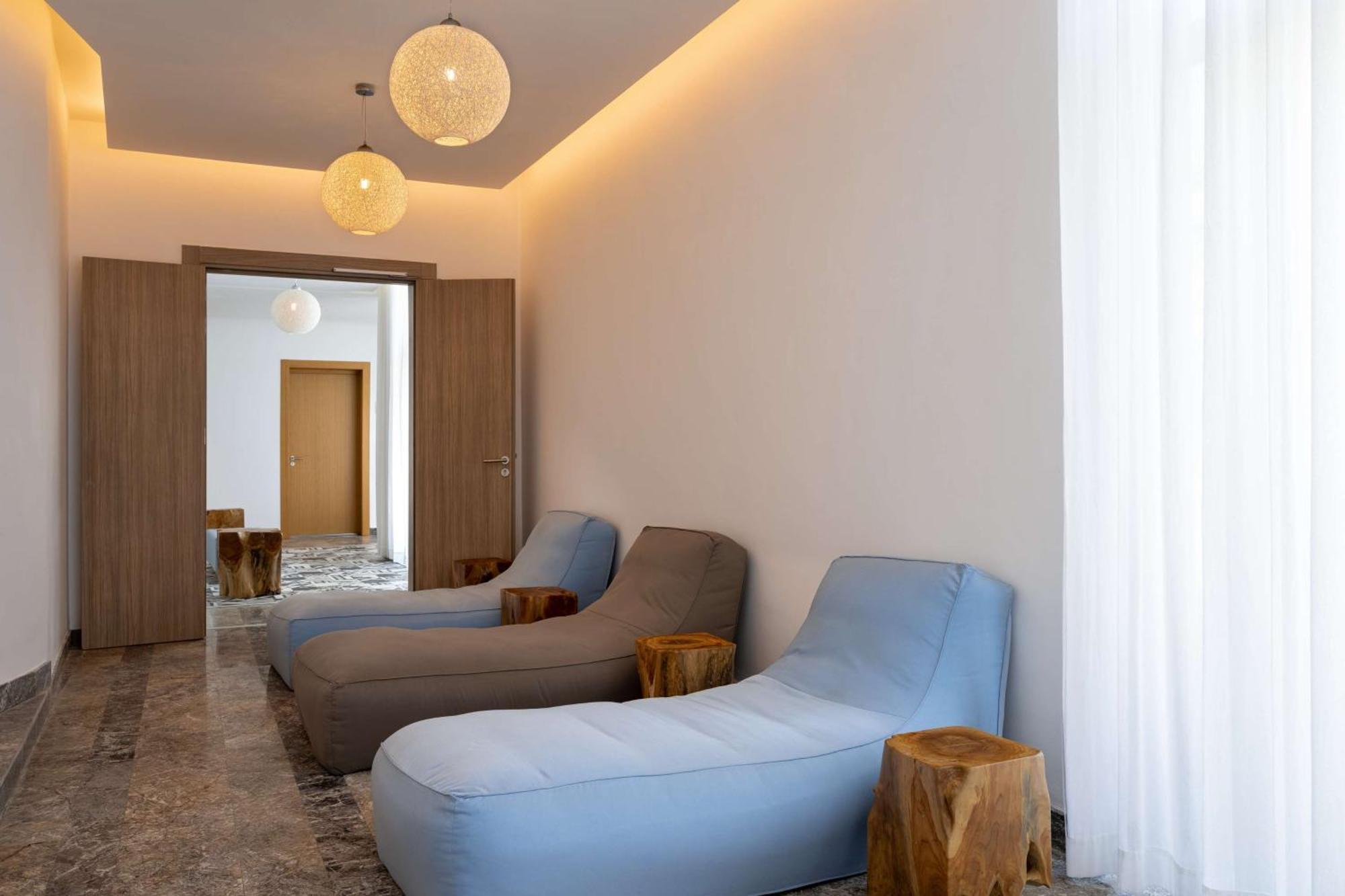 Radisson Blu Resort Al Hoceima Bagian luar foto The interior of a suite at the hotel