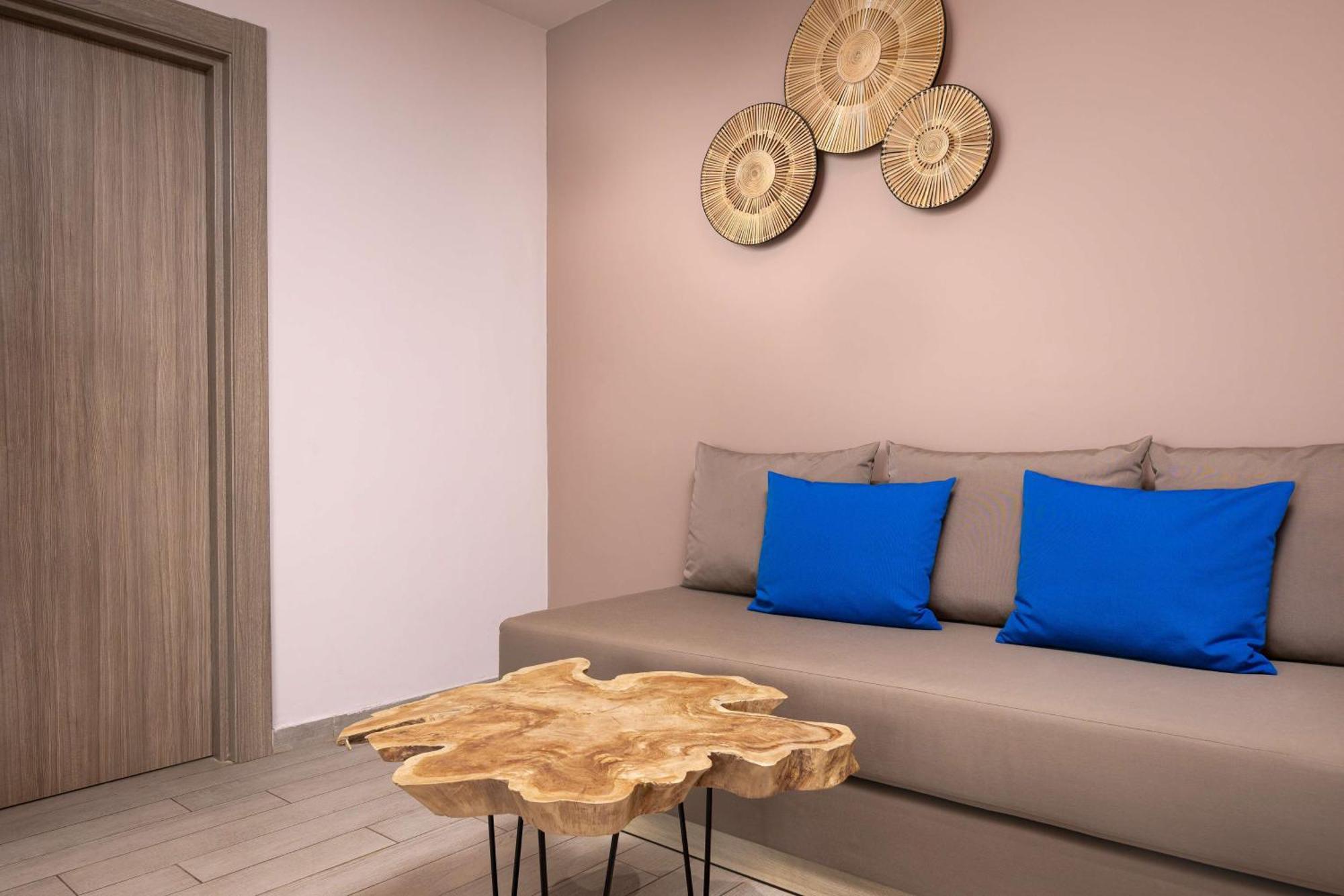 Radisson Blu Resort Al Hoceima Bagian luar foto A teak root table
