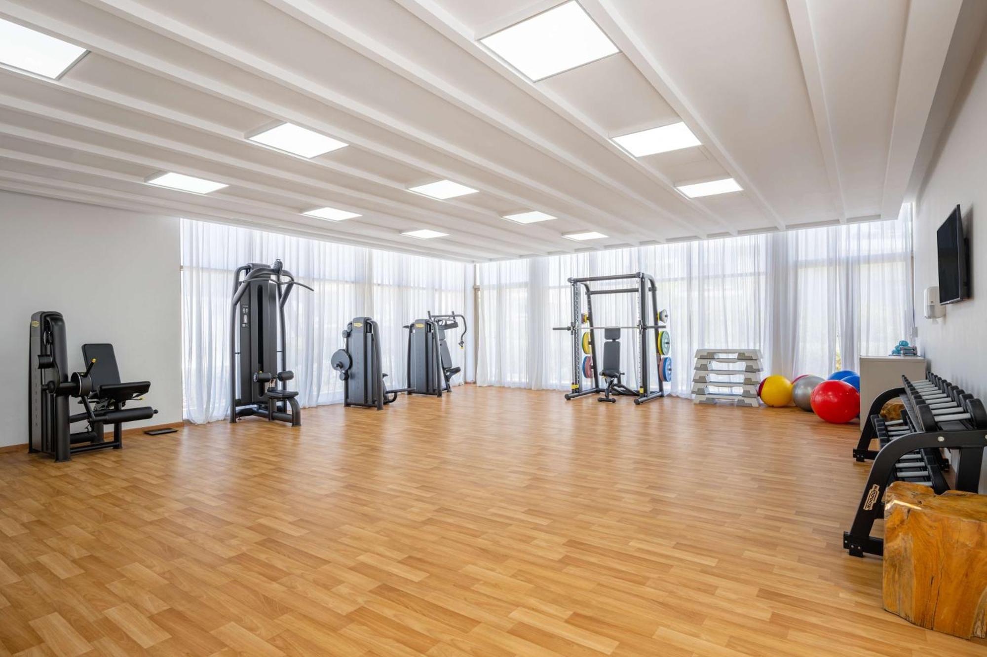 Radisson Blu Resort Al Hoceima Bagian luar foto A gym at the University of Nicosia